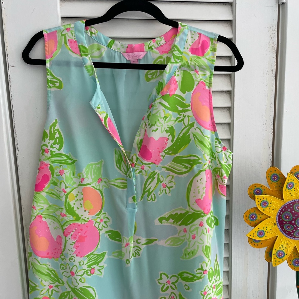 Lilly Pulitzer silk sleeveless top with a fun citrus and flower pattern. Size xl